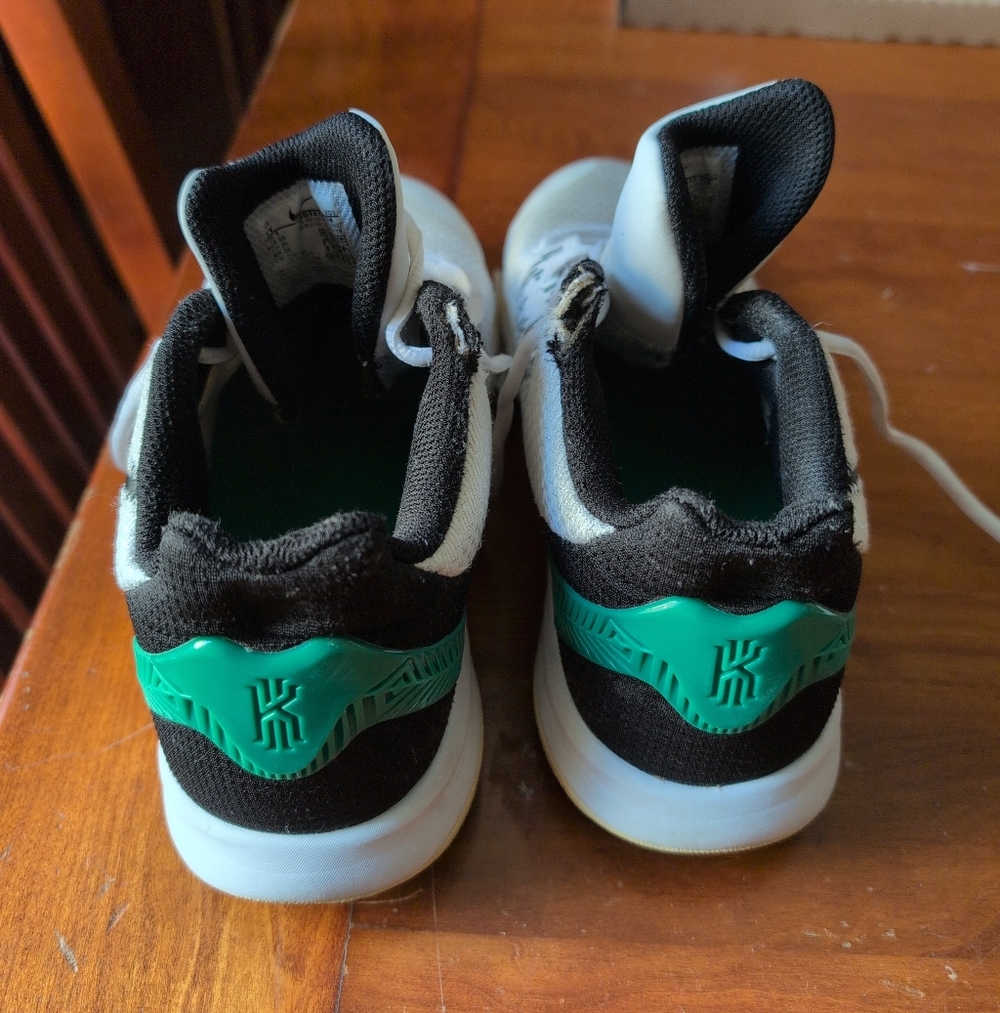 Nike Kids' Black and Teal Athletic Shoes 7Y
